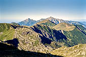 Salita al Pizzo dei Tre Signori, oltre il crinale del Foppabona emergono le due Grigne. 